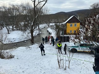 Desivý nález: Neďaleko rodinných domov našli v potoku mŕtve telo