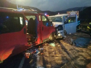 Pri zrážke dvoch dodávok sa zranilo 7 ľudí. Cesta na Turiec, Oravu a Liptov je neprejazdná