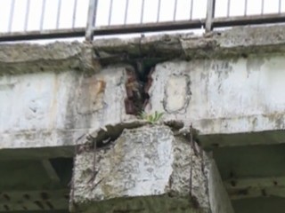 Obyvatelia na stav mosta upozorňovali už pred 6 rokmi, hrozilo, že ho zbúrajú úplne