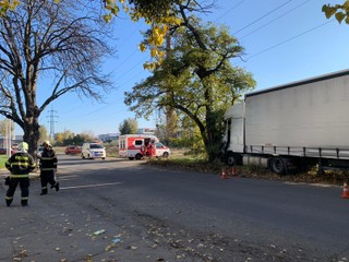 Vážna nehoda v Bratislave, kamionista narazil do stromu