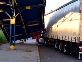 Kamión zdemoloval autobusovú zastávku. Šofér neodhadol vzdialenosť