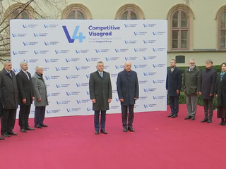 Úvodný ceremoniál a príchody prezidentov na samit V4