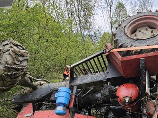 Traktor skončil prevrátený na streche. Vodiča letecky previezli do nemocnice