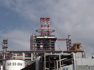 Útoky na Blízkom východe zdvíhajú ceny ropy, trh stále pociťuje nedostatok