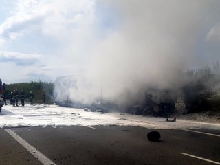 Pri vážnej nehode auta s kamiónom došlo k požiaru. Vodič auta zrážku neprežil