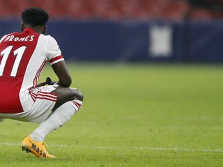 Problémy hviezdy Ajaxu. Hráč mal dobodať príbuzného