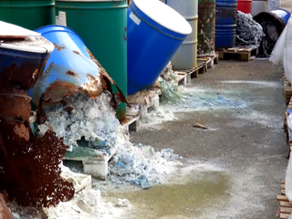 V objekte bývalého družstva skladoval nebezpečný odpad. Obvineného vzali do väzby