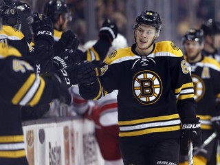Pastrňák sa dotiahol na Crosbyho, McDavid zvýšil náskok