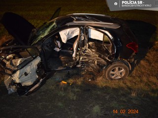 Zrážka osobného auta s kamiónom: Ťažko sa zranili dvaja ľudia