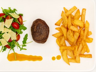 Steak z hovädzej sviečkovice, domáce steakové hranolky a rukolovo-paradajkový šalát