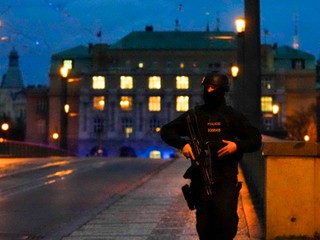 Mesiac po tragédii na univerzite v Prahe si uctia obete streľby, čiastočne sa otvorila Filozofická fakulta