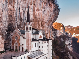 Úžasné: TENTO kostol zo 16. storočia zasadili do útesu