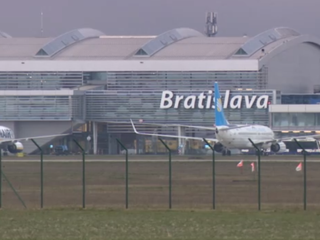 Do lietadla sa nedostali. Nestihli ich včas skontrolovať. Letisko zdôrazňuje, že treba chodiť skôr