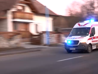 Tragický večer na ceste. Čelná zrážka si vyžiadala život, ďalší sú zranení