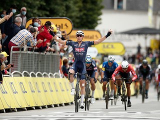 Sagan padol pri záverečnom špurte tretej etapy