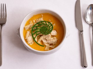 Krémová zeleninová polievka s kuracím mäsom a chipsom