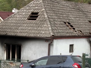 Požiar v rodinnom dome: Opitý muž tvrdil, že dal variť obed a zaspal. Zistili, že ho podpálil úmyselne