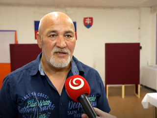 Pred pár dňami ho odviezla NAKA, v noci oslavoval víťazstvo. Žehra má nového starostu