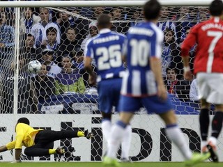 Do semifinále 3 anglické kluby - ManU i Arsenal postúpili