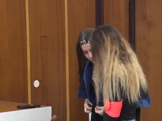 Súd rieši prípad ženy, ktorá si ľahla s dieťaťom na koľaje, rozhodnú znalci