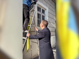 Tri roky visela ako znak podpory Ukrajine. Nový predseda Snemovne ju nechal zvesiť za pár sekúnd