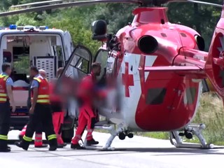 Dramatická zrážka auta s traktorom: Jedna osoba ostala zakliesnená
