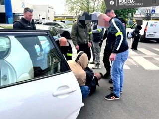 Pomocou dymovnice ukradol cez 70 prsteňov: Ďaleko ale nedošiel