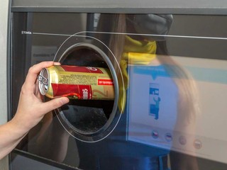 Už aj Košičania môžu v Lidli recyklovať PET fľaše a plechovky