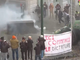 Kým spor o financovanie Ukrajiny paralyzuje samit, Brusel zaplavili protesty farmárov