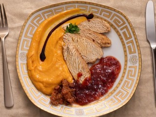 Kuracie prsia s batátovo-zemiakovým pyré a mangovo-brusnicovou omáčkou