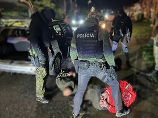 Policajti spacifikovali pasažierov vozidla. Zaistili podozrivú látku
