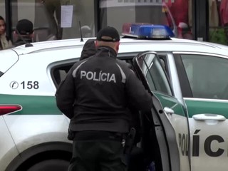 Trojica mužov prepadla a okradla invalida priamo v jeho dome