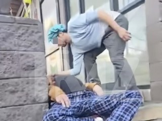 Známeho komika našli predávkovaného na ulici. Keby nedostal pomoc, už nie je medzi živými