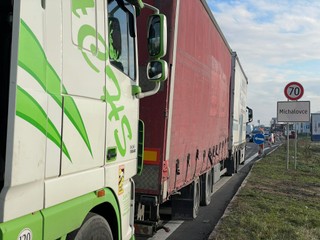 Kamióny opäť blokujú pohraničie s Ukrajinou. Hrozí blokáda hranice