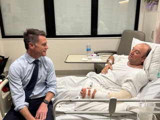 Ahmed riskoval život, aby zastavil strelca a stal sa národným hrdinom. Ľudia mu nosia kvety