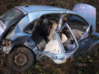 Mladík s čerstvým vodičákom nabúral do auta s batoľaťom. Zranilo sa 8 ľudí