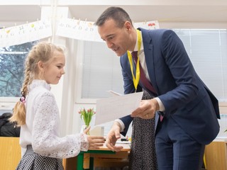 VIDEO: Žiaci a študenti dostali polročné vysvedčenia