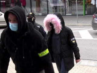 Mladá žena vyviazla s podmienkou: Policajti u nej objavili drogy. Skryla si ich do podprsenky