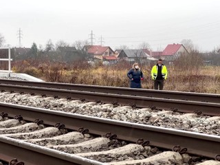 Veľmi bolestivá skratka: Muž prechádzal cez koľajnice a na trati sa mu zakliesnila noha, odrezal mu ju vlak