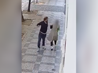 VIDEO: Muž bezdôvodne napadol okoloidúce ženy. Ide vraj o známeho rapera