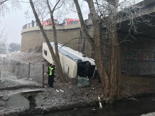 Nehoda autobusu. Spadol z vyvýšeného kruhového objazdu