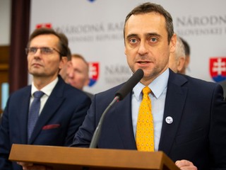 Galko a Rajtár sa musia ospravedlniť J&T za nepravdivé obvinenia z podvodov