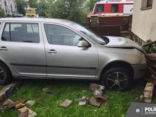 Nešťastie v Háji: Vodič Škody Octavia neprežil náraz do oplotenia