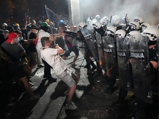 Protesty v Novom Sade prerástli do násilia