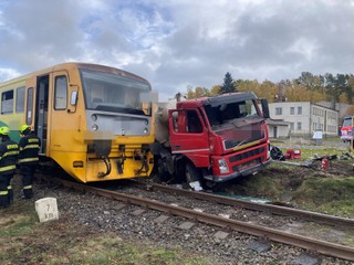 Vlak sa vykoľajil po zrážke s nákladným autom, cestujúci vyviazli s menšími povrchovými zraneniami
