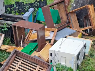 Pažravé medvede zobrali po cintoríne útokom úle pri sídlisku. Pochutnávali si na mede