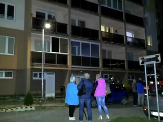 Obyvatelia bytovky nesmeli vyjsť na chodbu. Bol cítiť neznámy plyn