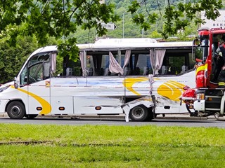 Pri nehode autobusu sa zranilo 25 ľudí. Vodič nákladiaka z miesta ušiel