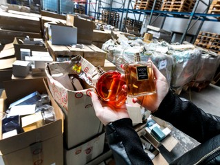 Ako rozpoznať falošný parfum od originálu? Po obrovskom záchyte vysvetľujú colníci