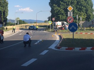 Nehoda v Novom Meste nad Váhom. Na mieste zasahoval vrtuľník